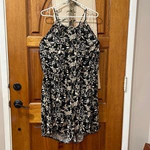 EUC Old Navy XL Cream and Black Romper